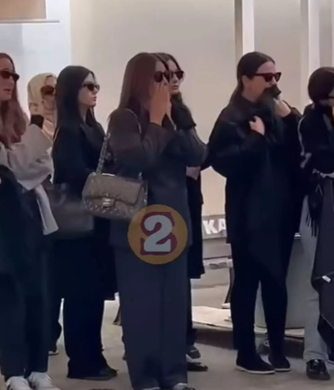 Sibel Can aldığı acı haberle yıkılmıştı! Yakın dostunun cenazesinde gözyaşlarına boğuldu - 3. Resim