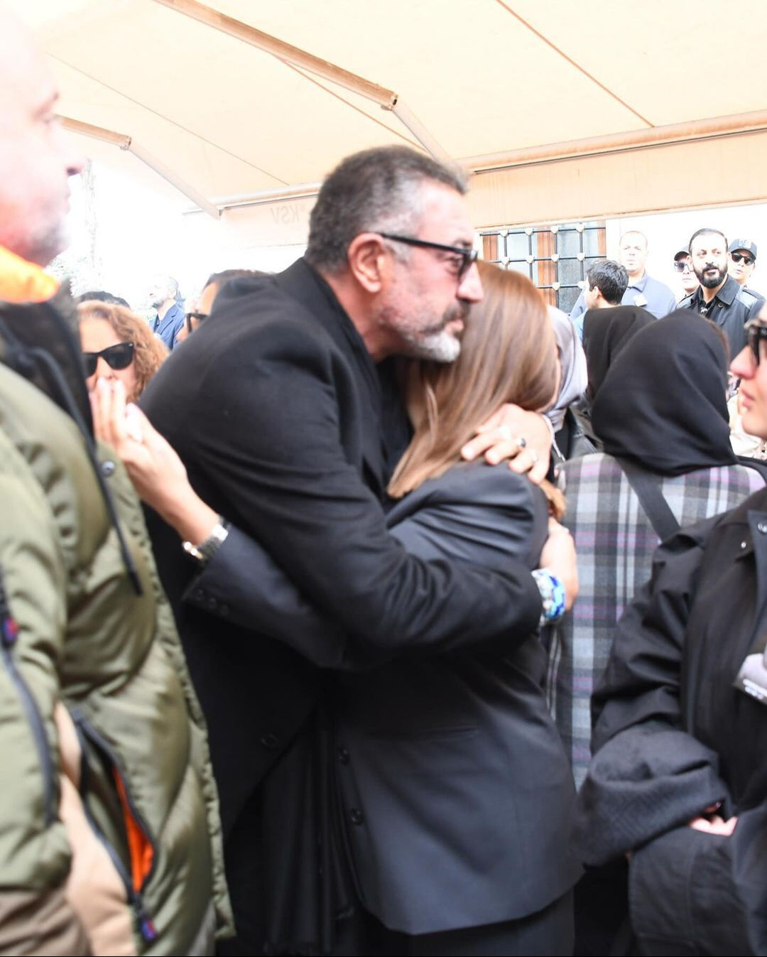 Sibel Can aldığı acı haberle yıkılmıştı! Yakın dostunun cenazesinde gözyaşlarına boğuldu - 1. Resim