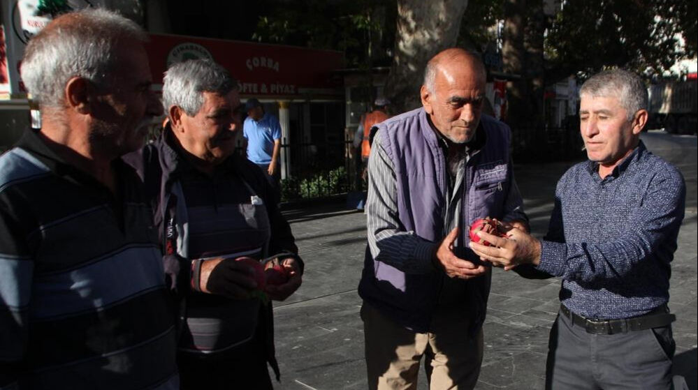 ABD'de Trump kazandı Antalya'da vatandaş! &Uuml;retici ejder meyvesi ve turp dağıttı - 2. Resim