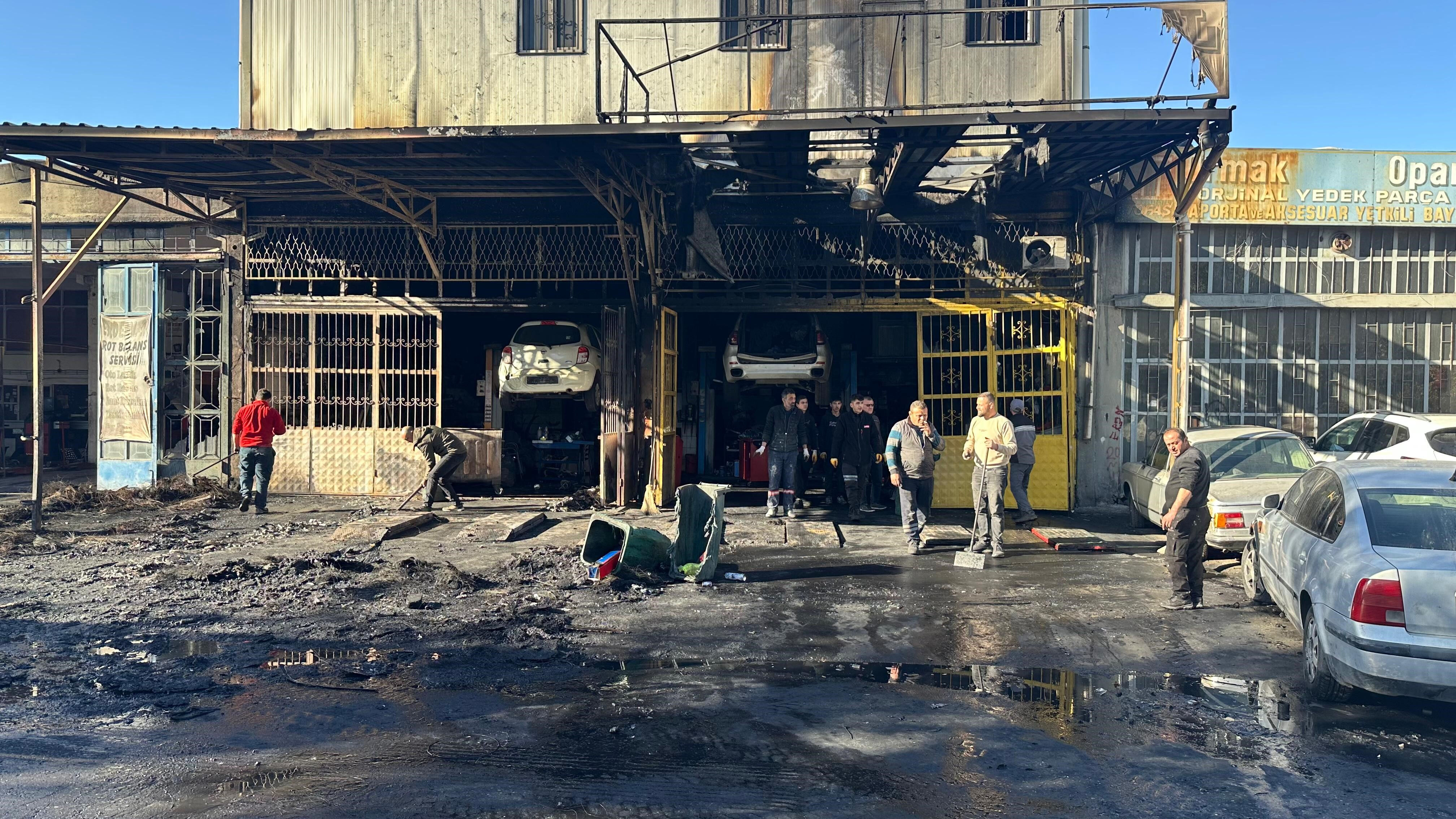 Ankara'daki oto tamir yangınında 9 araç kül oldu - 1. Resim