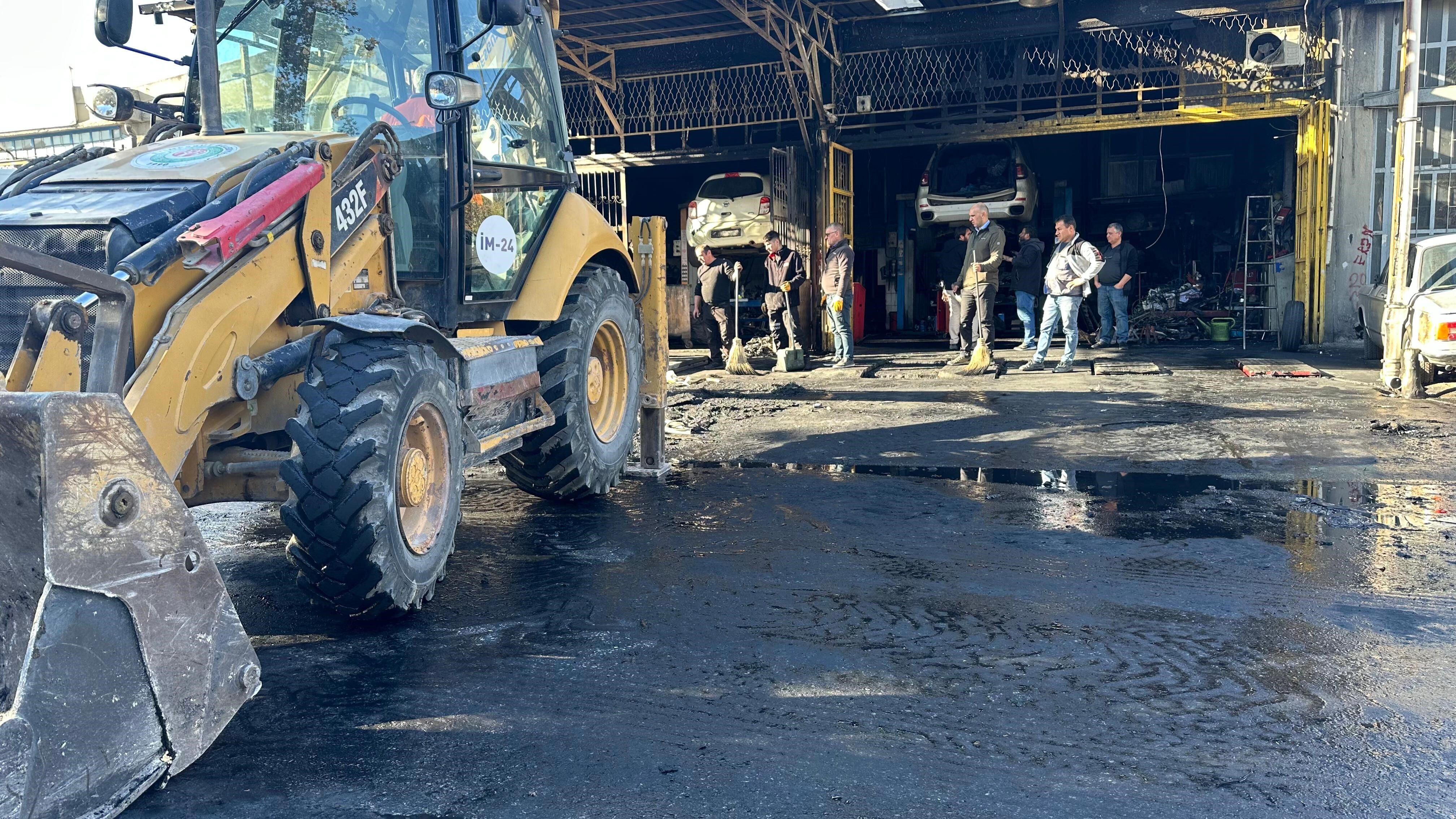 Ankara'daki oto tamir yangınında 9 araç kül oldu - 2. Resim