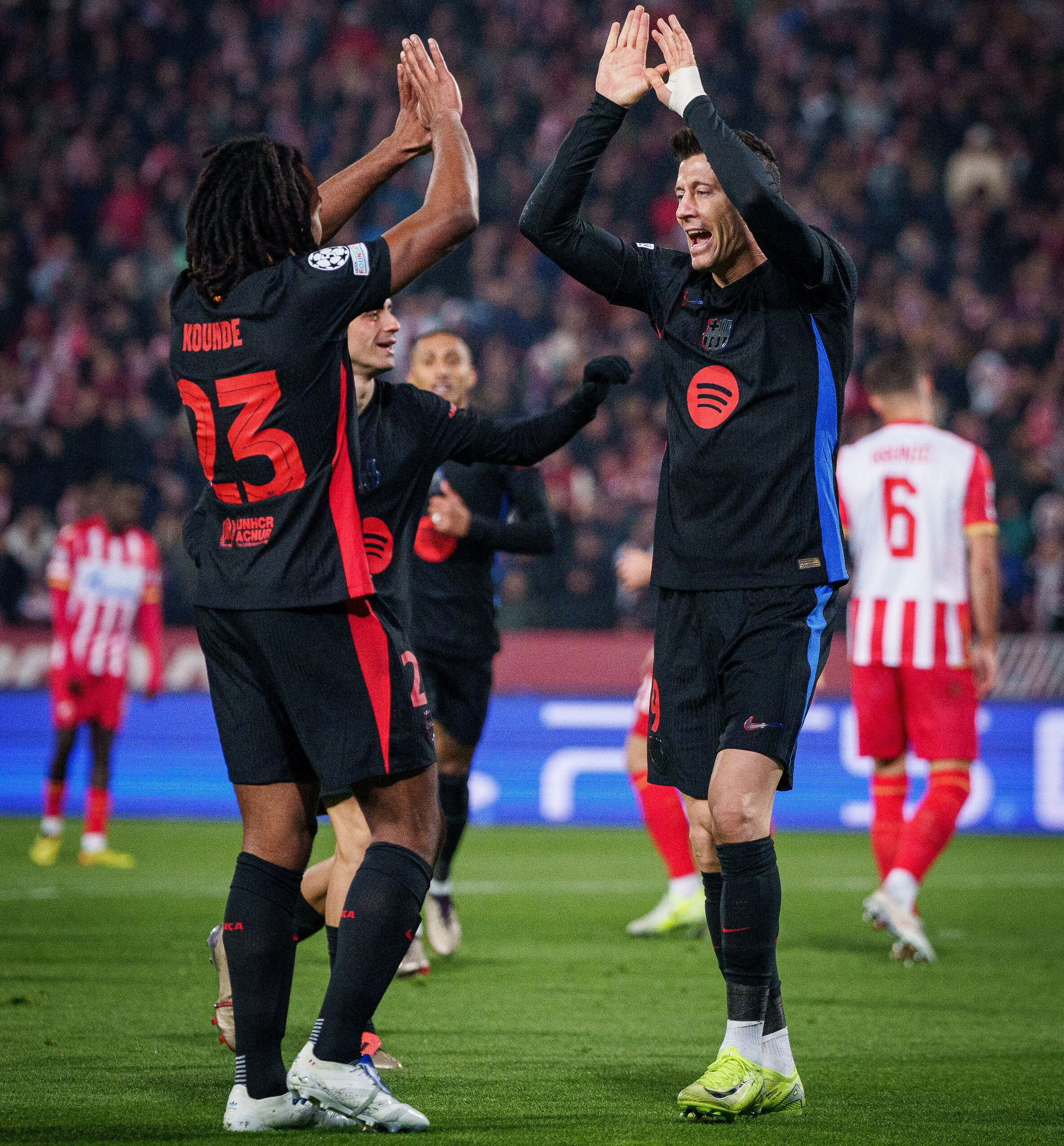 Barcelona'nın yıldızı Pau Cubarsi kanlar içinde yerde kaldı! Yüzüne 10 dikiş atıldı - 1. Resim