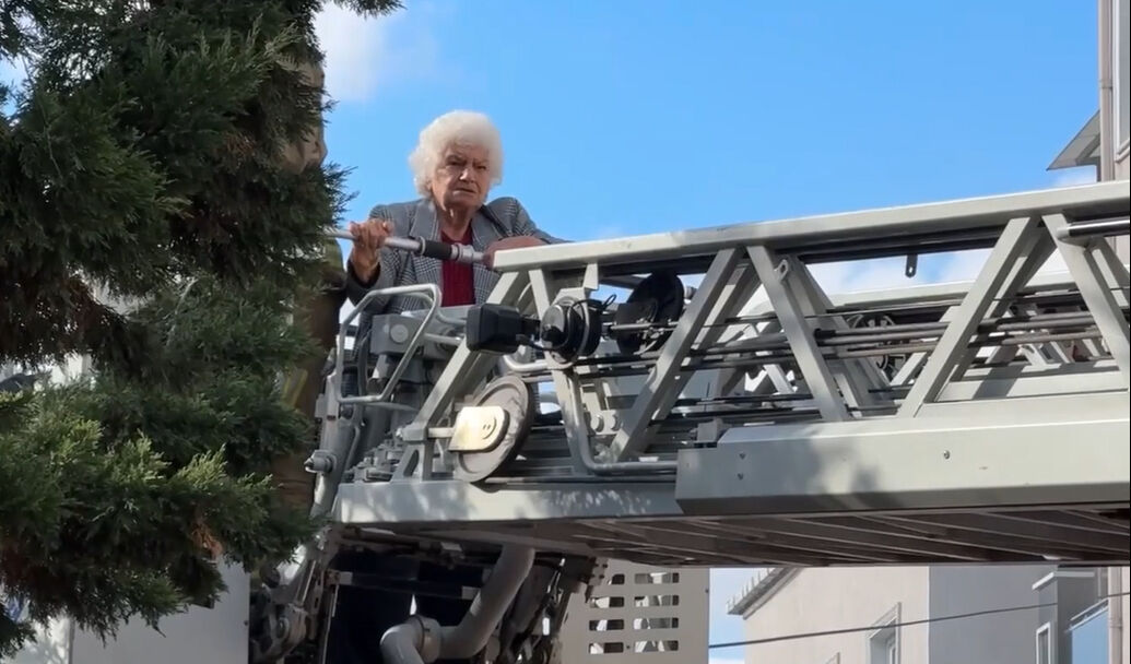 Fatih'teki yangında 5 kişi kurtarıldı! Yaşlı kadını sırtında indirdi - 2. Resim