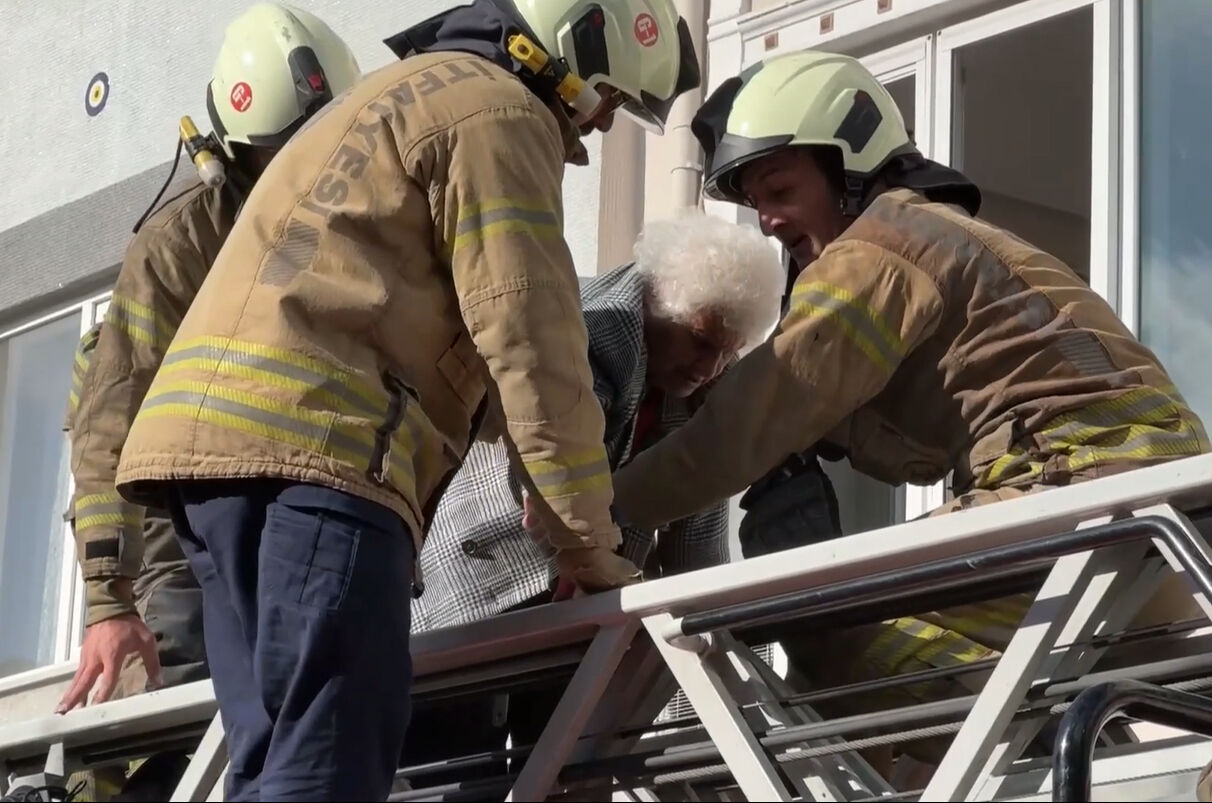 Fatih'teki yangında 5 kişi kurtarıldı! Yaşlı kadını sırtında indirdi - 3. Resim