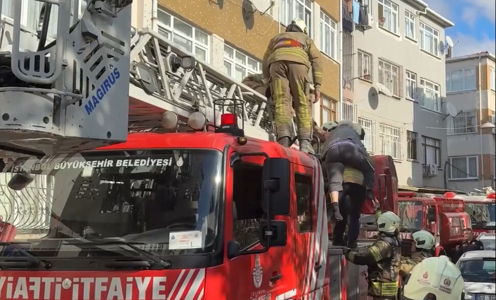 Fatih'teki yangında 5 kişi kurtarıldı! Yaşlı kadını sırtında indirdi - 4. Resim