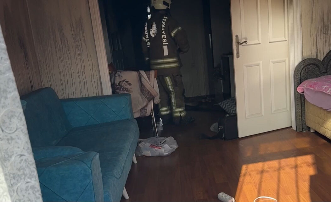 Fatih'teki yangında 5 kişi kurtarıldı! Yaşlı kadını sırtında indirdi - 5. Resim