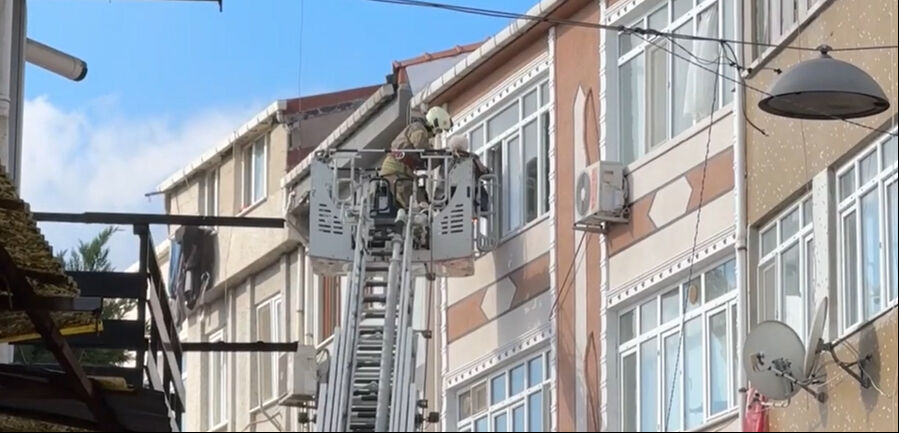 Fatih'teki yangında 5 kişi kurtarıldı! Yaşlı kadını sırtında indirdi - 1. Resim