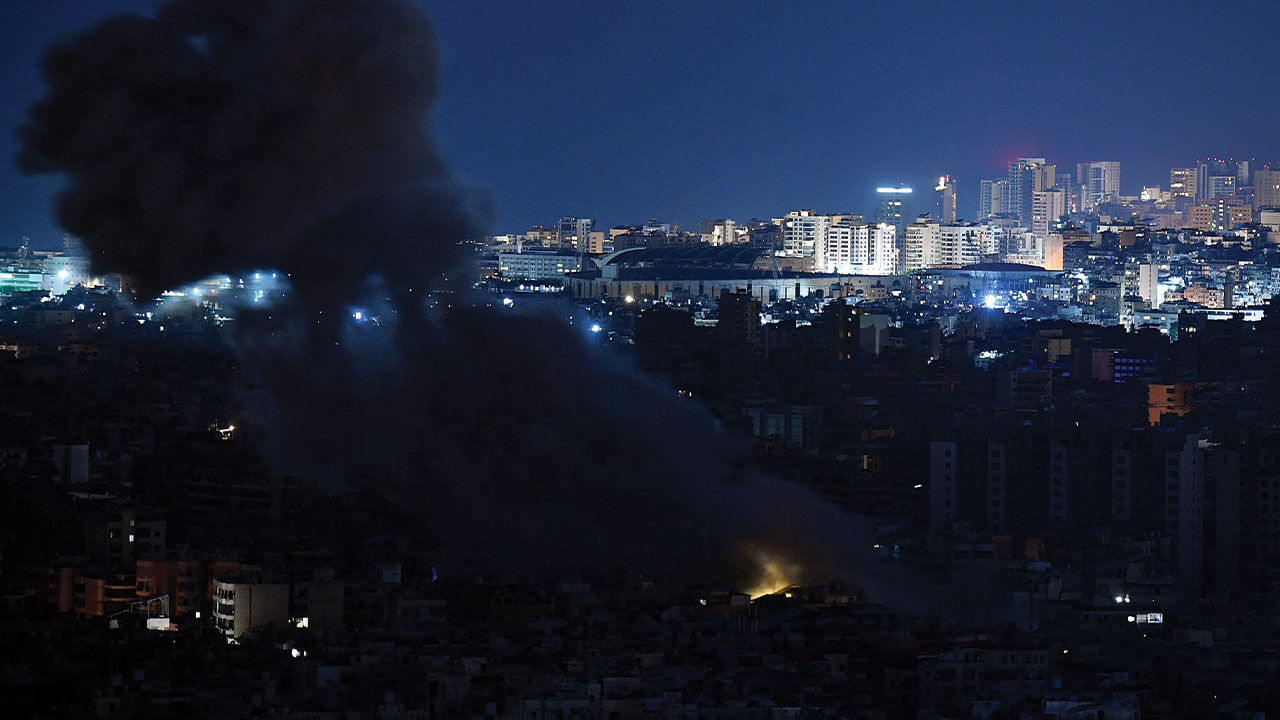 İsrail Lübnan'ın başkenti Beyrut'u bombaladı! Siyah dumanlar gökyüzünü kapladı - 1. Resim