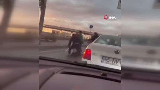 İstanbul trafiğinde bitmek bilmeyen öfke! Yine sopalı kavga - 3. Resim