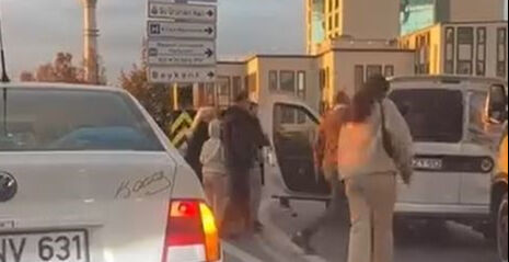 İstanbul trafiğinde bitmek bilmeyen öfke! Yine sopalı kavga - 1. Resim