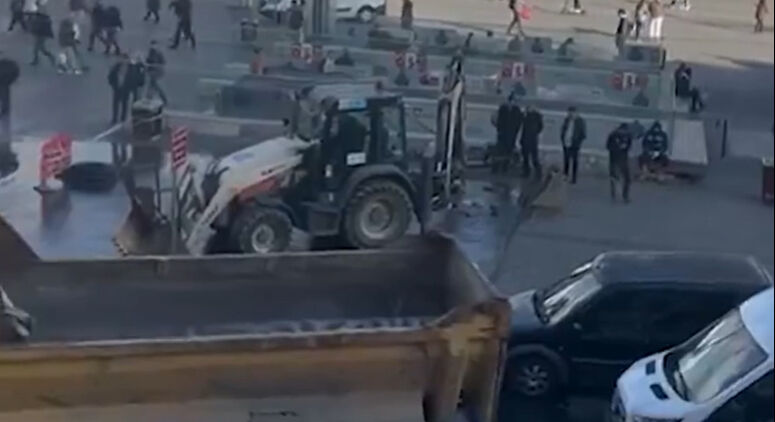 İstanbul'un gözdesi Taksim İBB yüzünden su altında kaldı! İşçilerin umursamazlığı olay oldu İstanbul'un gözdesi Taksim İBB yüzünden su altında kaldı! İşçilerin umursamazlığı olay oldu - 1. Resim