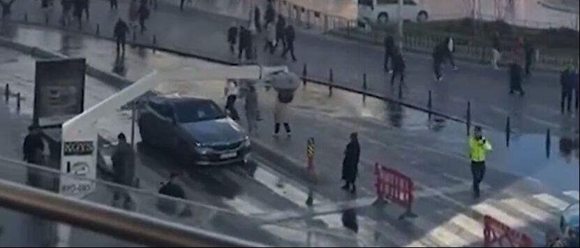 İstanbul'un gözdesi Taksim İBB yüzünden su altında kaldı! İşçilerin umursamazlığı olay oldu İstanbul'un gözdesi Taksim İBB yüzünden su altında kaldı! İşçilerin umursamazlığı olay oldu - 2. Resim