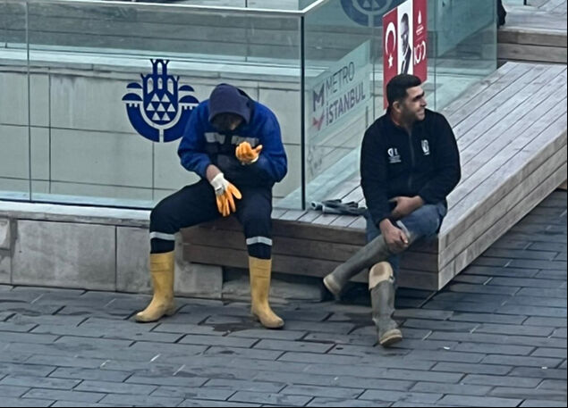 İstanbul'un gözdesi Taksim İBB yüzünden su altında kaldı! İşçilerin umursamazlığı olay oldu İstanbul'un gözdesi Taksim İBB yüzünden su altında kaldı! İşçilerin umursamazlığı olay oldu - 4. Resim