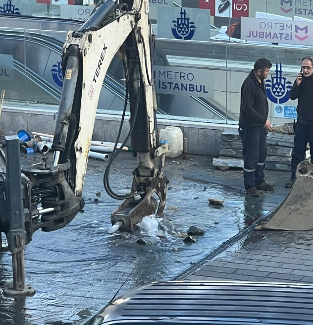 İstanbul'un gözdesi Taksim İBB yüzünden su altında kaldı! İşçilerin umursamazlığı olay oldu İstanbul'un gözdesi Taksim İBB yüzünden su altında kaldı! İşçilerin umursamazlığı olay oldu - 3. Resim