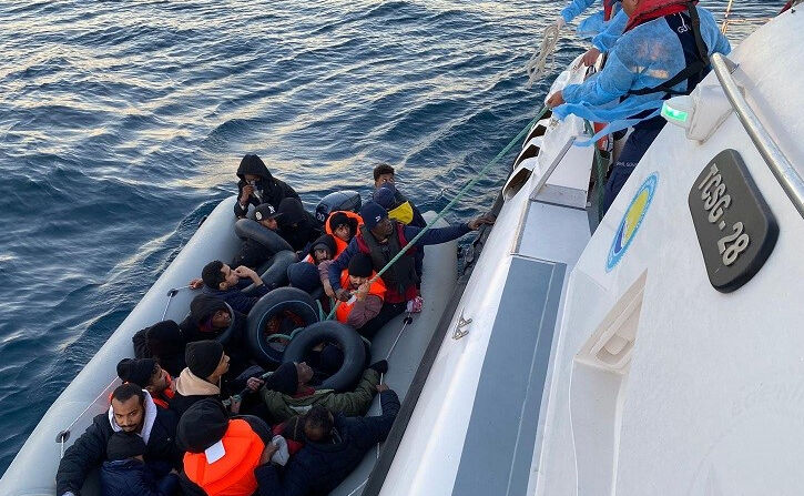 Kamyonet kasasında 40 kaçak göçmen ve 1 organizatör yakalandı - 1. Resim