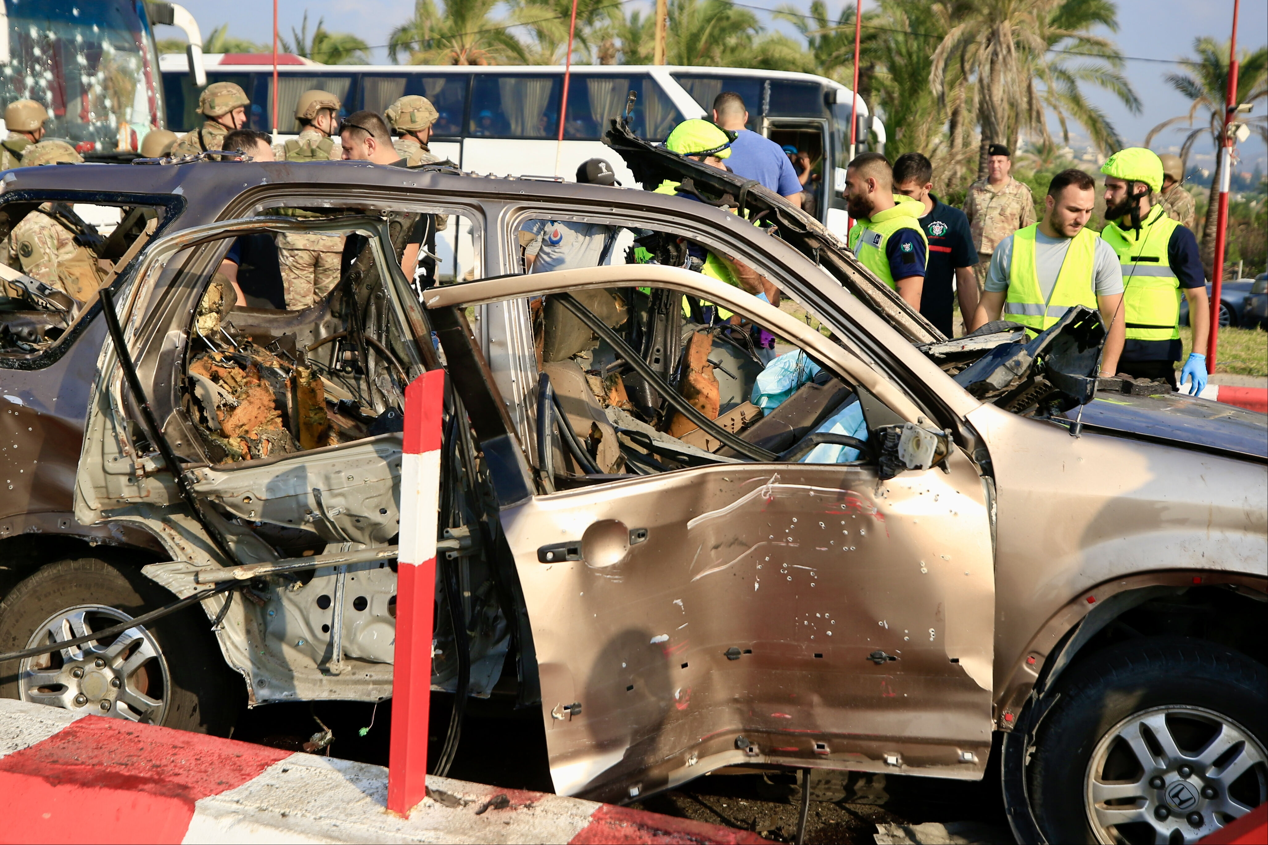 Lübnan'da askeri kontrol noktası yakınına saldırı! 3 kişi öldü, 7 BM askeri yaralandı Lübnan'da askeri kontrol noktası yakınına saldırı! 3 kişi öldü, 7 BM askeri yaralandı - 1. Resim