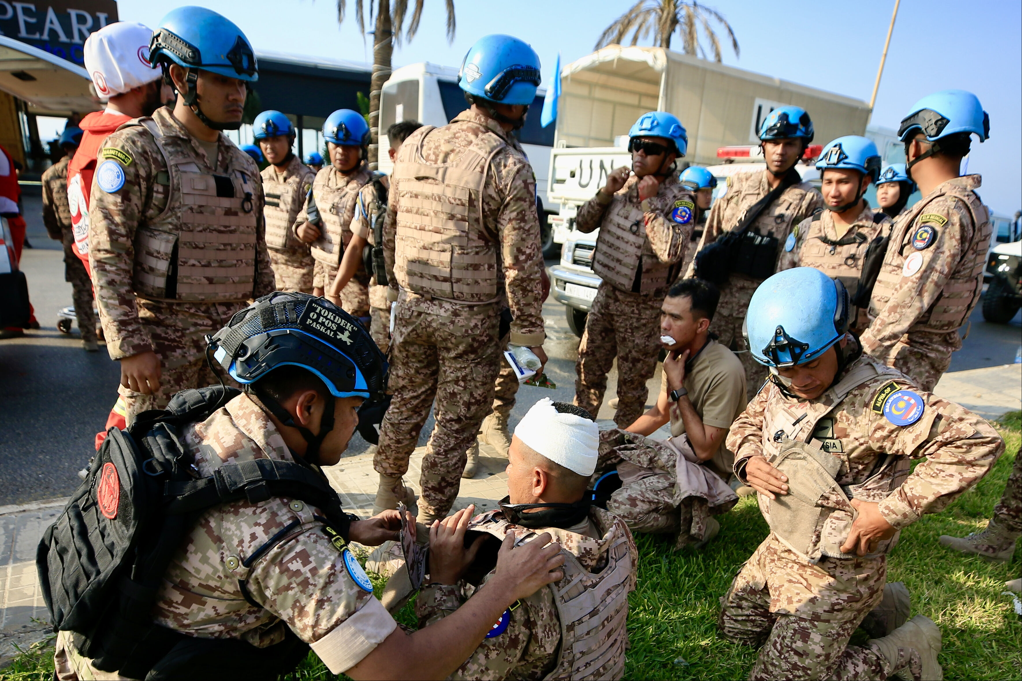Lübnan'da askeri kontrol noktası yakınına saldırı! 3 kişi öldü, 7 BM askeri yaralandı Lübnan'da askeri kontrol noktası yakınına saldırı! 3 kişi öldü, 7 BM askeri yaralandı - 2. Resim