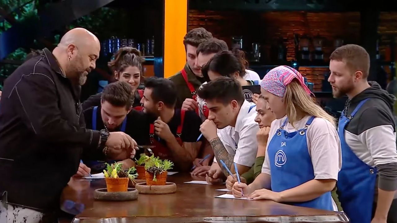 Onur'un hatası şeflerin dikkatini çekti! MasterChef'te dokunulmazlık oyununu kim kazandı? - 1. Resim