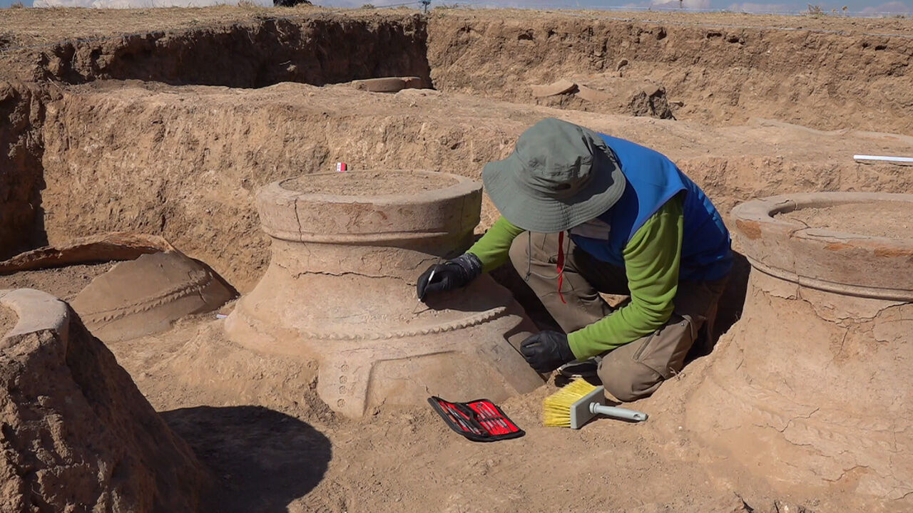 Van'da tarihi keşif! Urartu ambarında çivi yazılı 42 pithos bulundu Van'da tarihi keşif! Urartu ambarında çivi yazılı 42 pithos bulundu - 1. Resim