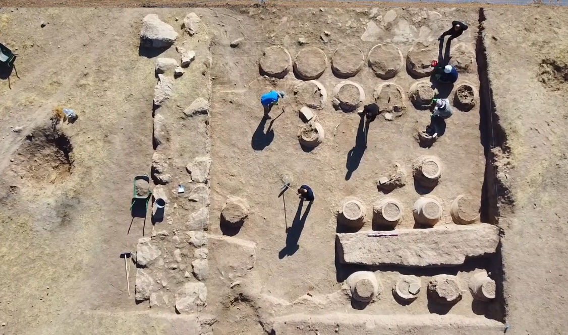 Van'da tarihi keşif! Urartu ambarında çivi yazılı 42 pithos bulundu Van'da tarihi keşif! Urartu ambarında çivi yazılı 42 pithos bulundu - 2. Resim