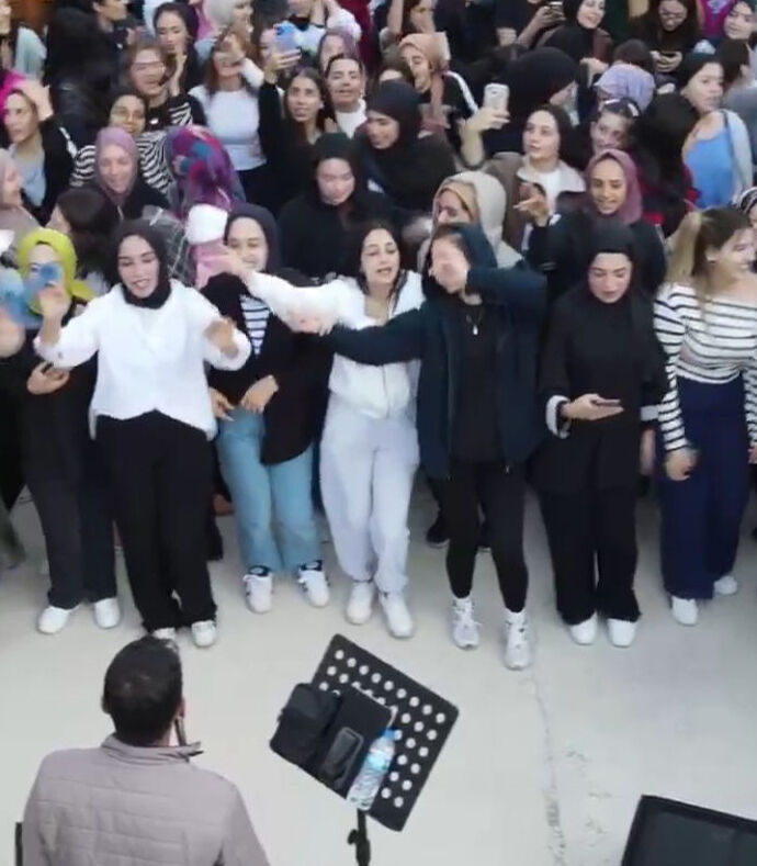 Aynı konser, farklı tepkiler! Öğrencilerin videosu sosyal medyayı salladı - 1. Resim