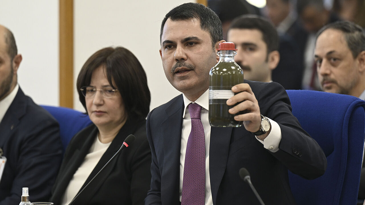 Bakan Kurum İzmir'deki kirliliği Körfez'den getirilen numune ile anlattı: O körfez bir zahmet temizlenecek  Bakan Kurum İzmir'deki kirliliği Körfez'den getirilen numune ile anlattı: O körfez bir zahmet temizlenecek  - 3. Resim