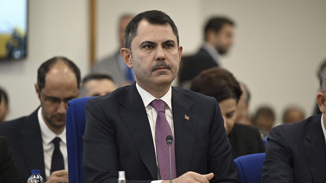 Bakan Kurum İzmir'deki kirliliği Körfez'den getirilen numune ile anlattı: O körfez bir zahmet temizlenecek  Bakan Kurum İzmir'deki kirliliği Körfez'den getirilen numune ile anlattı: O körfez bir zahmet temizlenecek  - 1. Resim