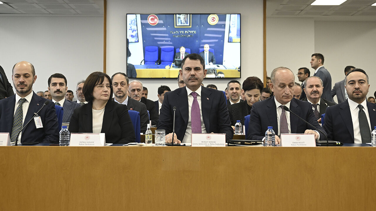 Bakan Kurum İzmir'deki kirliliği Körfez'den getirilen numune ile anlattı: O körfez bir zahmet temizlenecek  Bakan Kurum İzmir'deki kirliliği Körfez'den getirilen numune ile anlattı: O körfez bir zahmet temizlenecek  - 2. Resim