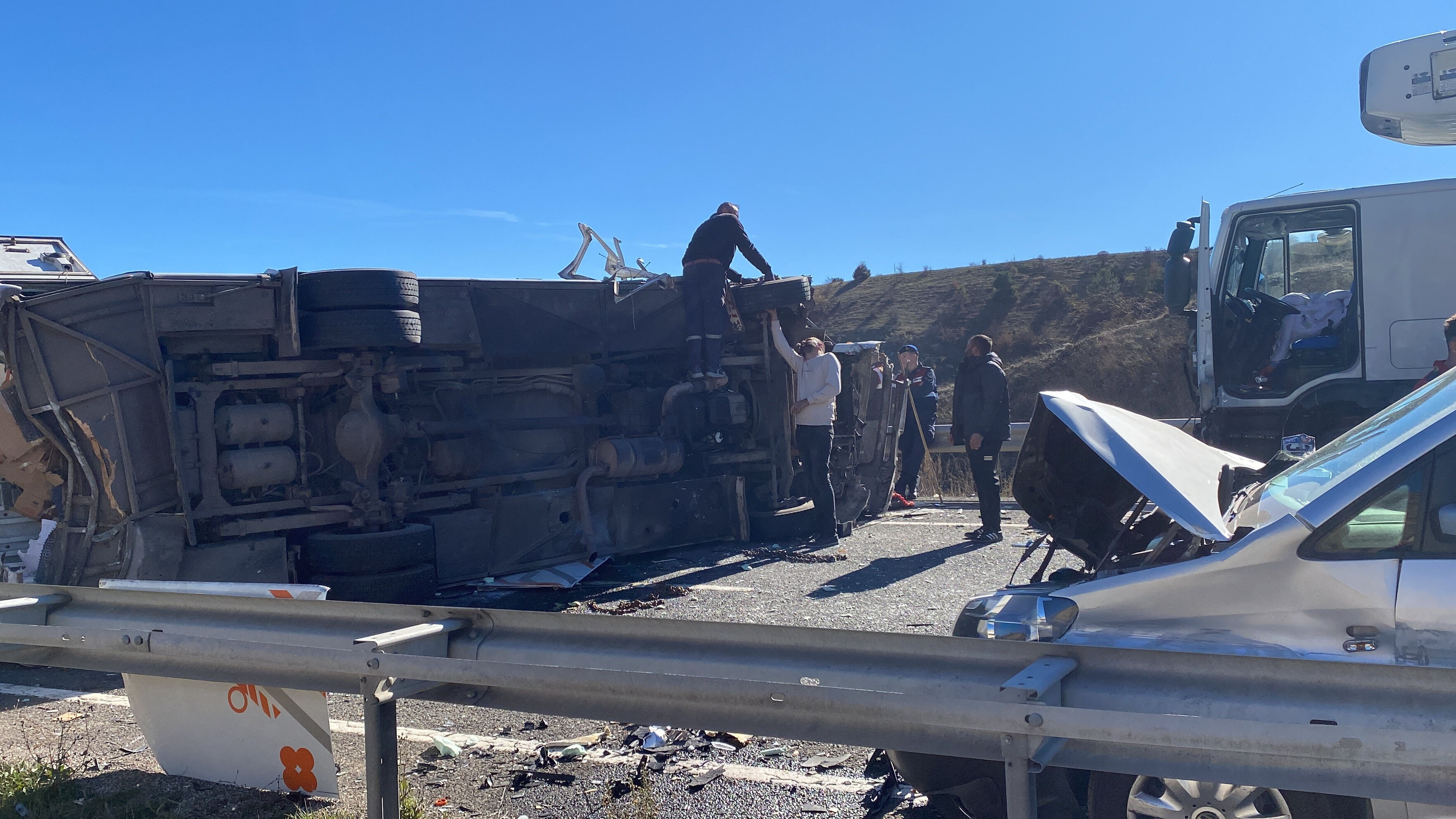 Çankırı'da feci kaza! 3 araç birbirine girdi, 14 kişi yaralandı - 2. Resim