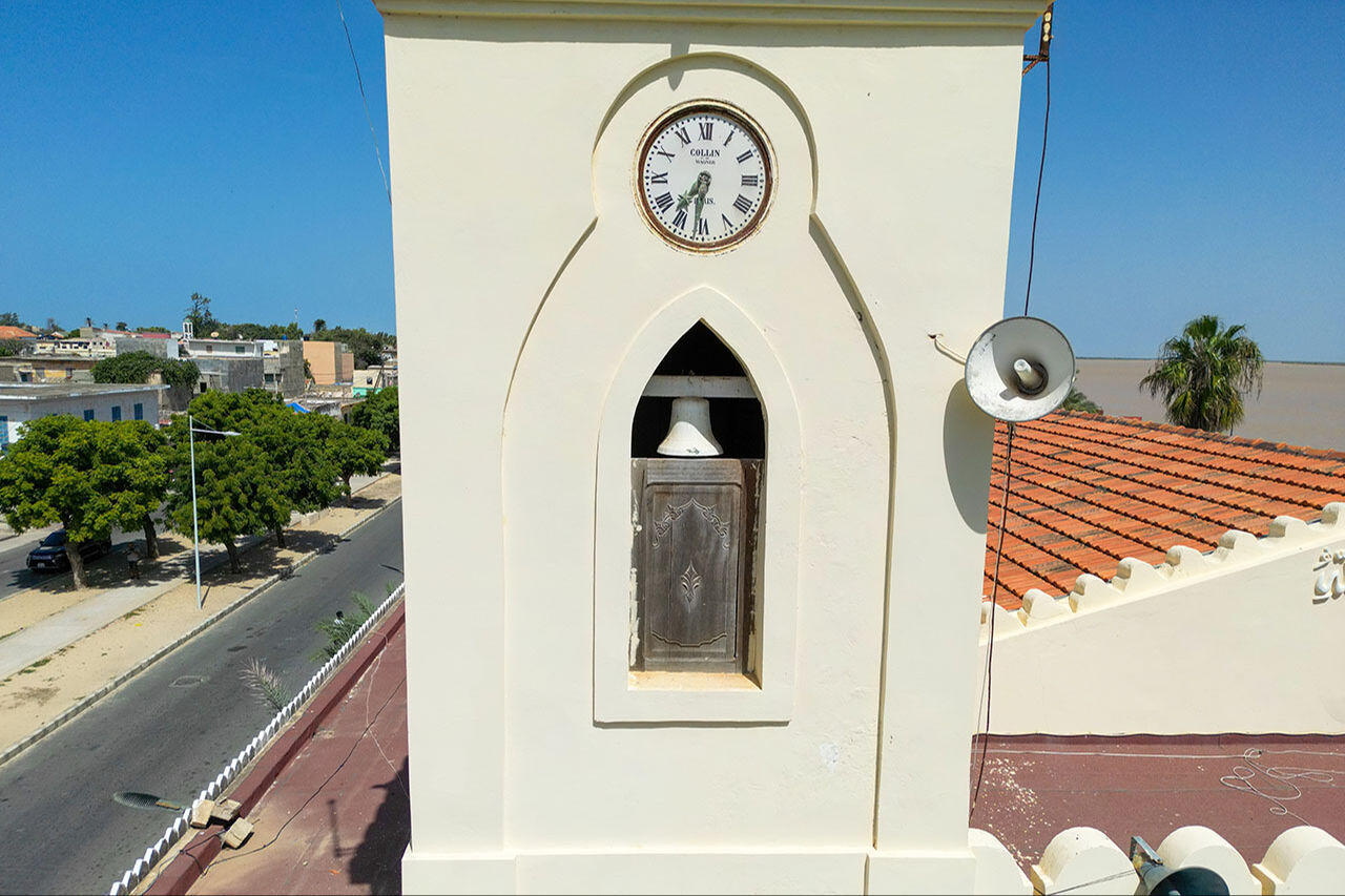 Ezan sesinden rahatsız mı oldular? Minaresinde çan bulunan Senegal'deki Büyük Saint-Louis Camisi Ezan sesinden rahatsız mu oldular? Minaresinde çan bulunan Senegal'deki Büyük Saint-Louis Camisi - 2. Resim