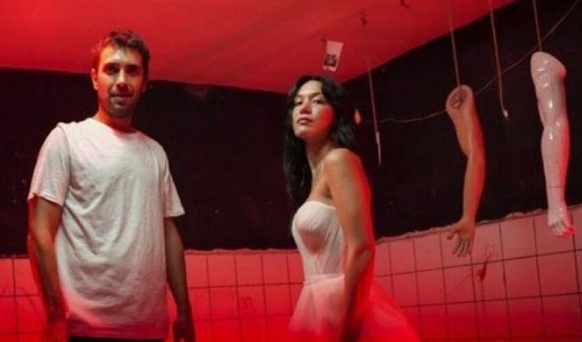 Hazal Subaşı ve Ulaş Tuna Astepe parçalanmış uzuvlar arasında poz verdi! Kareler büyük tepki çekti - 4. Resim