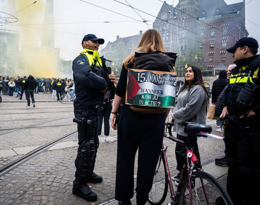 Hollanda'da İsrailli taraftarlar Filistin destekçilerine saldırdı - 2. Resim