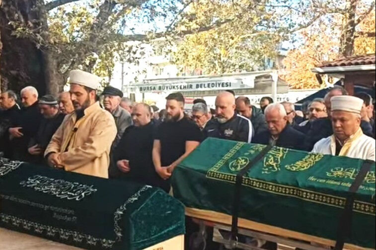 İsviçre'den Türkiye'ye babasının cenazesi için yola çıktı, kazada hayatını kaybetti! Yan yana defnedildiler - 1. Resim