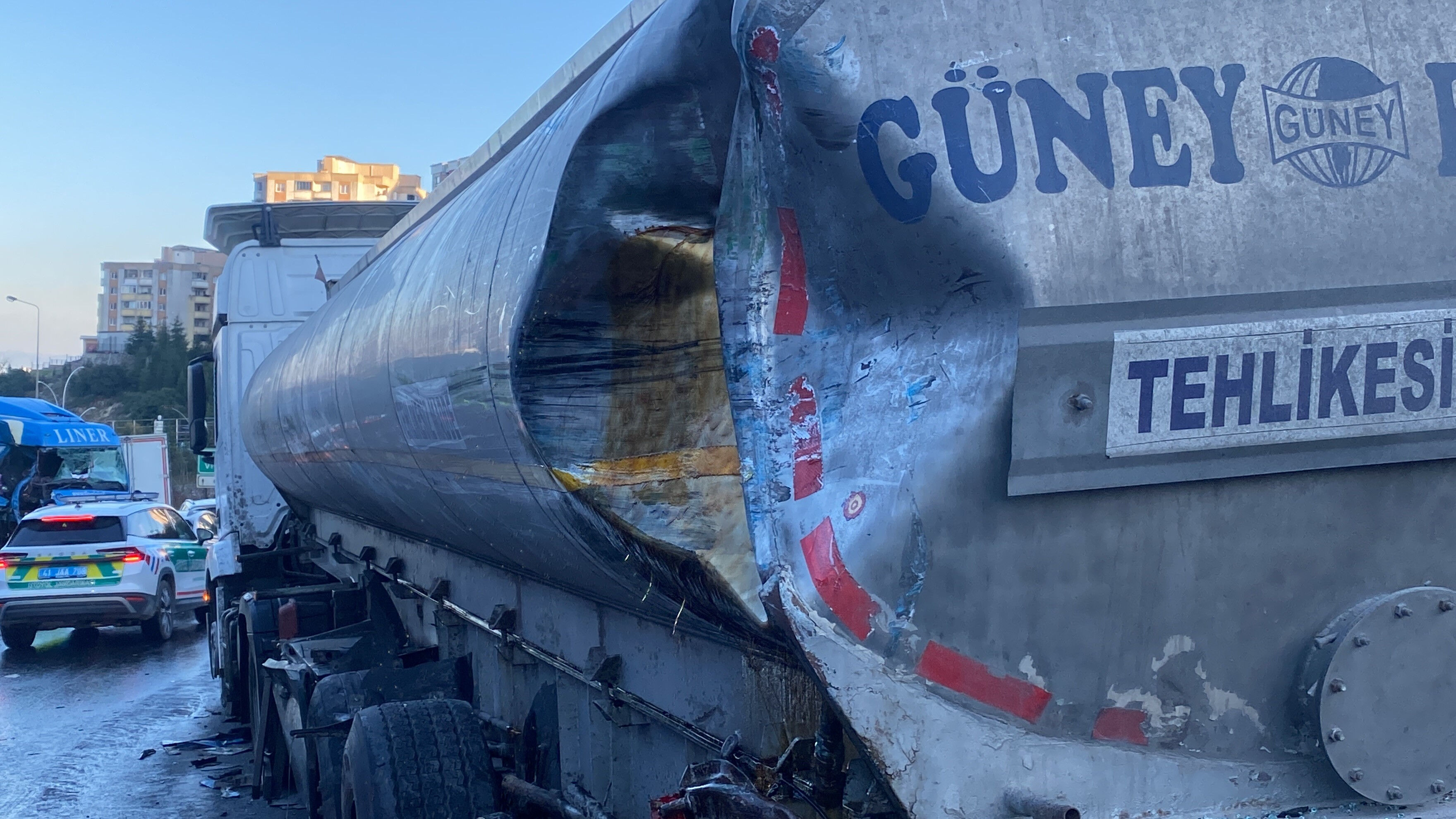 Mahkumları taşıyan cezaevi aracı TEM'de tır ile bariyer arasına sıkıştı! Kazada yaralı askerler var Mahkumları taşıyan cezaevi aracı TEM'de tır ile bariyer arasına sıkıştı! Kazada yaralı askerler var - 1. Resim