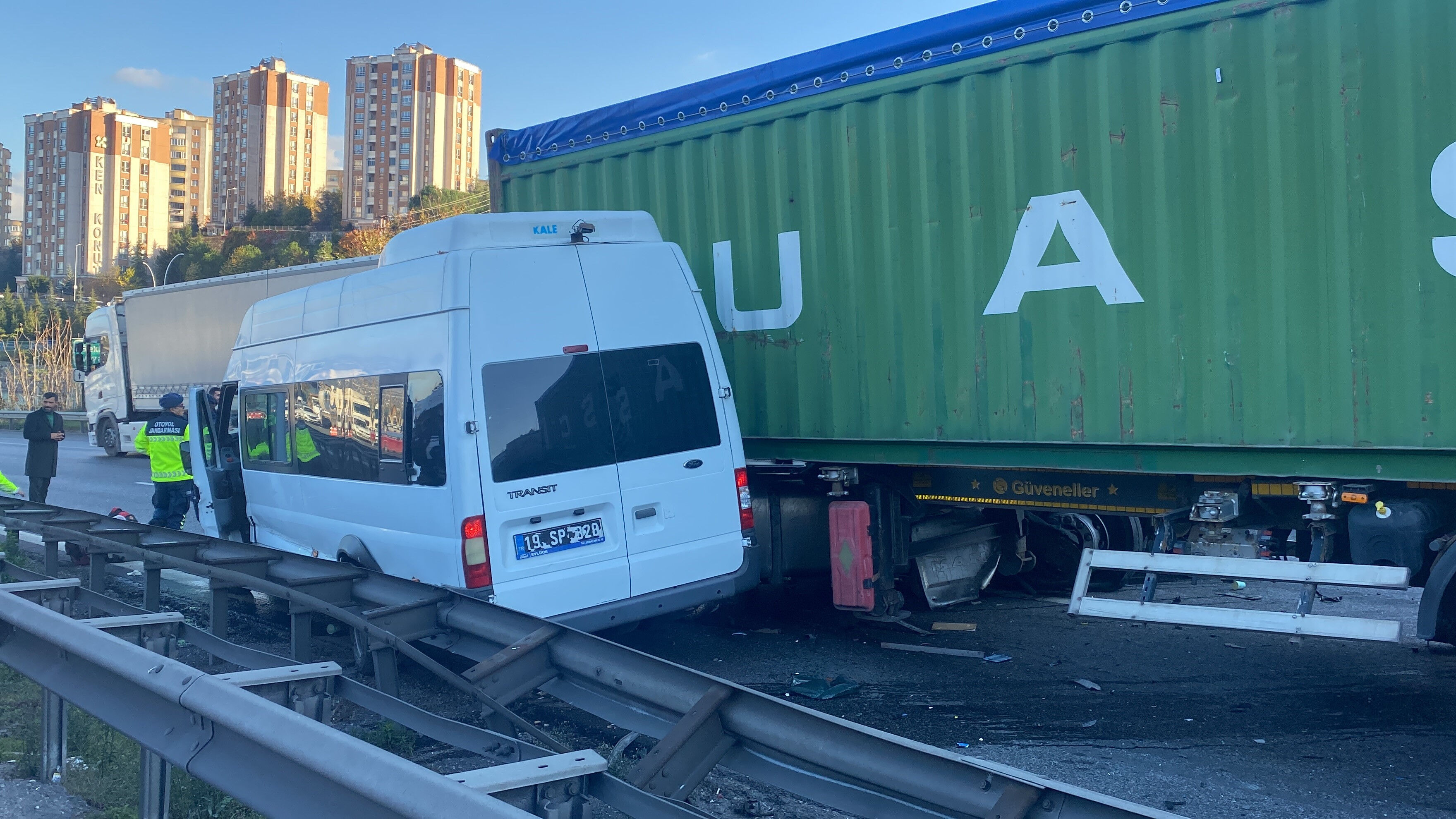 Mahkumları taşıyan cezaevi aracı TEM'de tır ile bariyer arasına sıkıştı! Kazada yaralı askerler var Mahkumları taşıyan cezaevi aracı TEM'de tır ile bariyer arasına sıkıştı! Kazada yaralı askerler var - 2. Resim