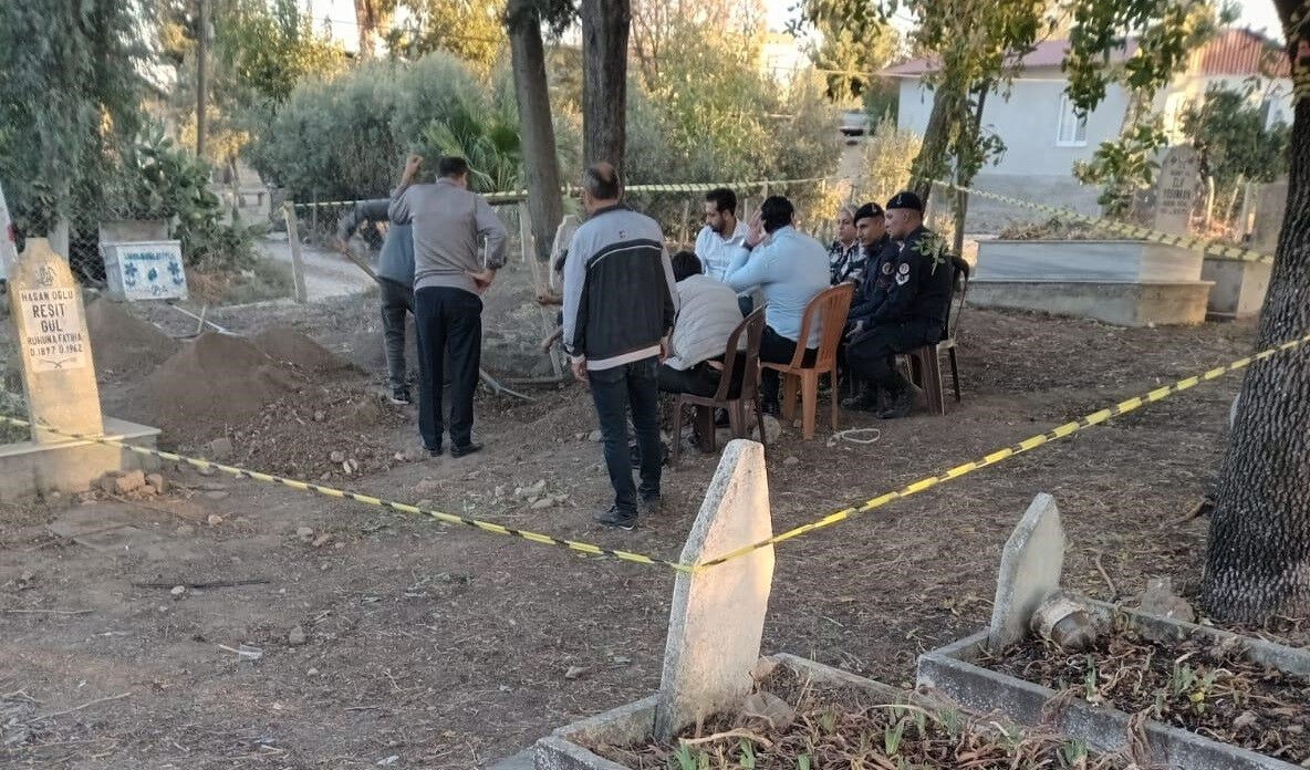 Mezar yeri kazarken küp buldular, içinden çil çil gümüş paralar çıktı! Mersin'de cenaze defni şaşırttı Mezar yeri kazarken küp buldular, içinden çil çil gümüş paralar çıktı! Mersin'de cenaze defni şaşırttı - 2. Resim