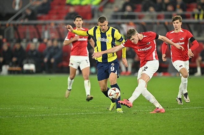 Spor yazarları Alkmaar-Fenerbahçe maçını değerlendirdi! "Pişmaniye gibi dağıldı" Spor yazarları Alkmaar-Fenerbahçe maçını değerlendirdi! "Pişmaniye gibi dağıldı" - 4. Resim