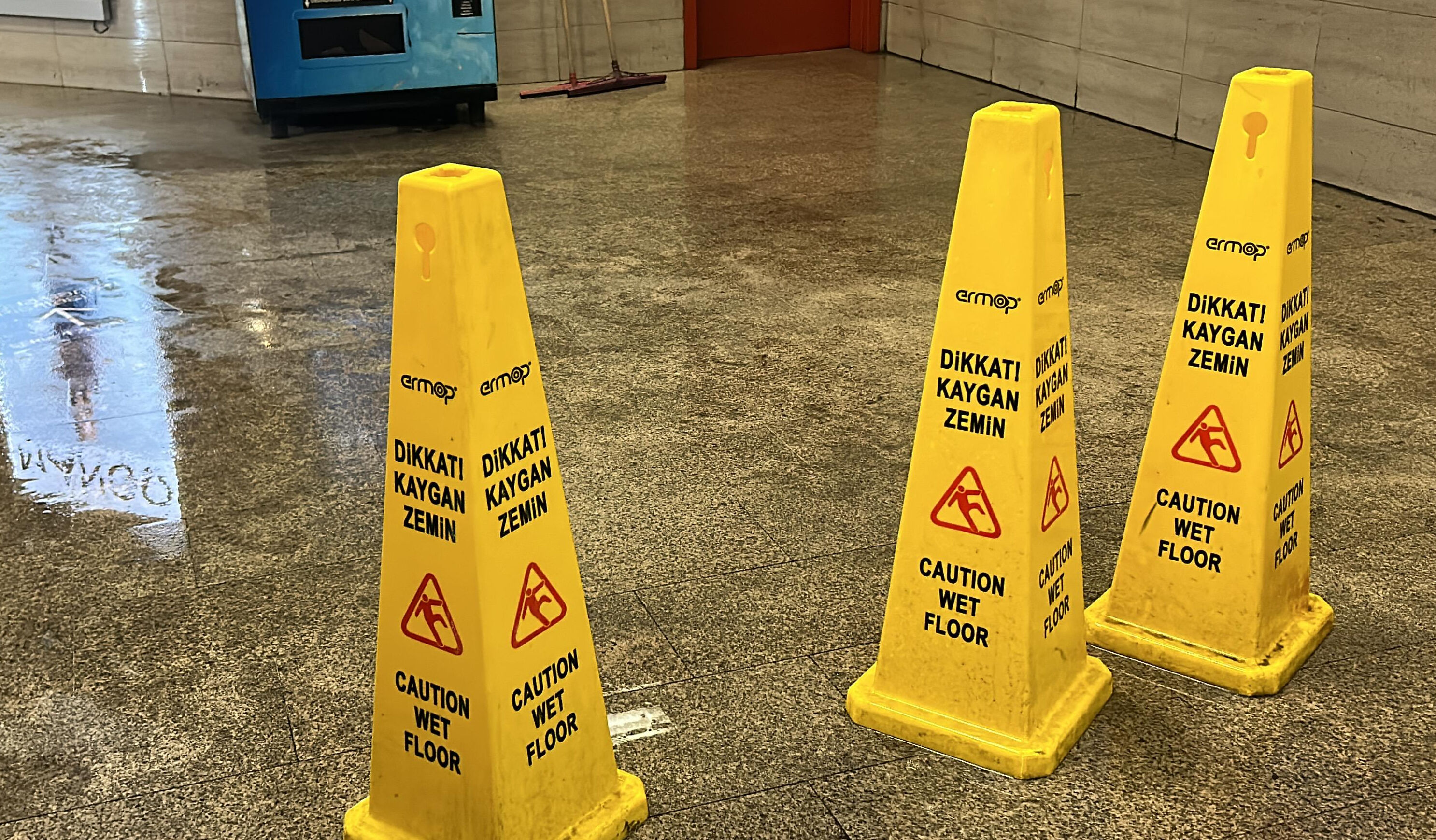 Taksim Meydanı'nda patlayan borudan fışkıran su metro istasyonuna aktı Taksim Meydanı'nda patlayan borudan fışkıran su metro istasyonuna aktı - 1. Resim