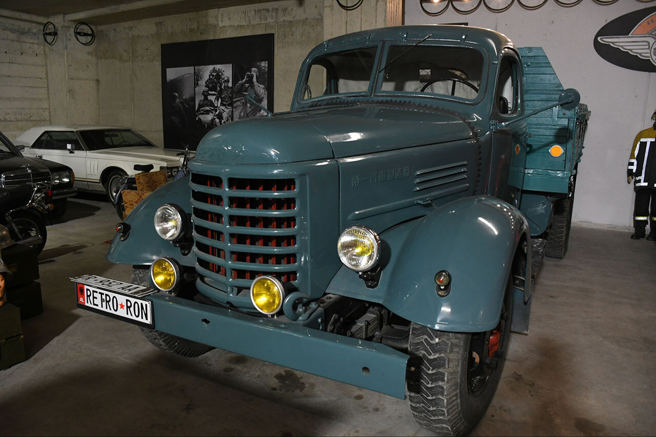 24 yılda bir araya getirdi! Tiranlı koleksiyoner Prrenjasi'nin klasik araba müzesi tarihe götürüyor 24 yılda bir araya getirdi! Tiranlı koleksiyoner Prrenjasi'nin klasik araba müzesi tarihe götürüyor - 8. Resim