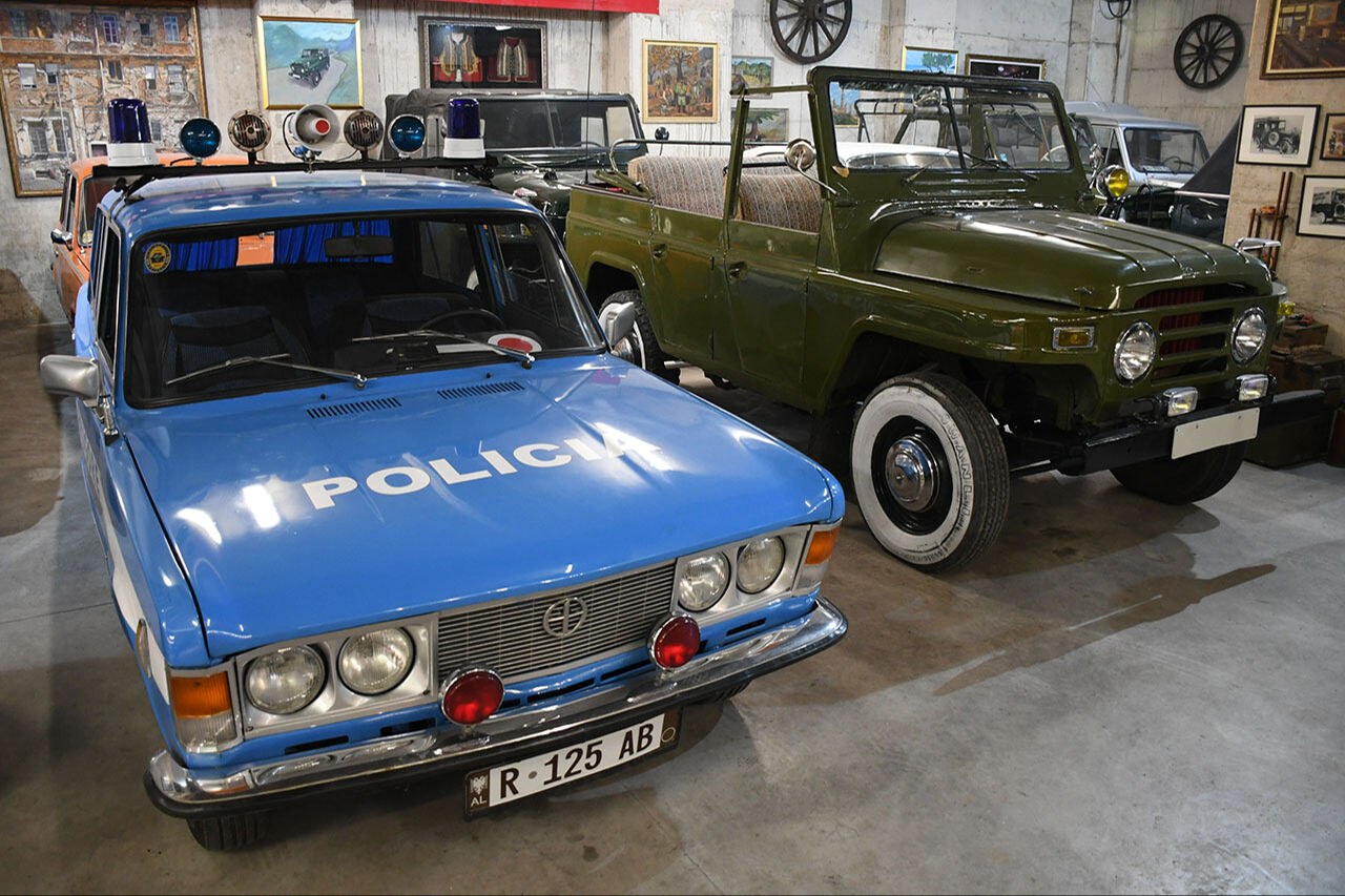 24 yılda bir araya getirdi! Tiranlı koleksiyoner Prrenjasi'nin klasik araba müzesi tarihe götürüyor 24 yılda bir araya getirdi! Tiranlı koleksiyoner Prrenjasi'nin klasik araba müzesi tarihe götürüyor - 7. Resim