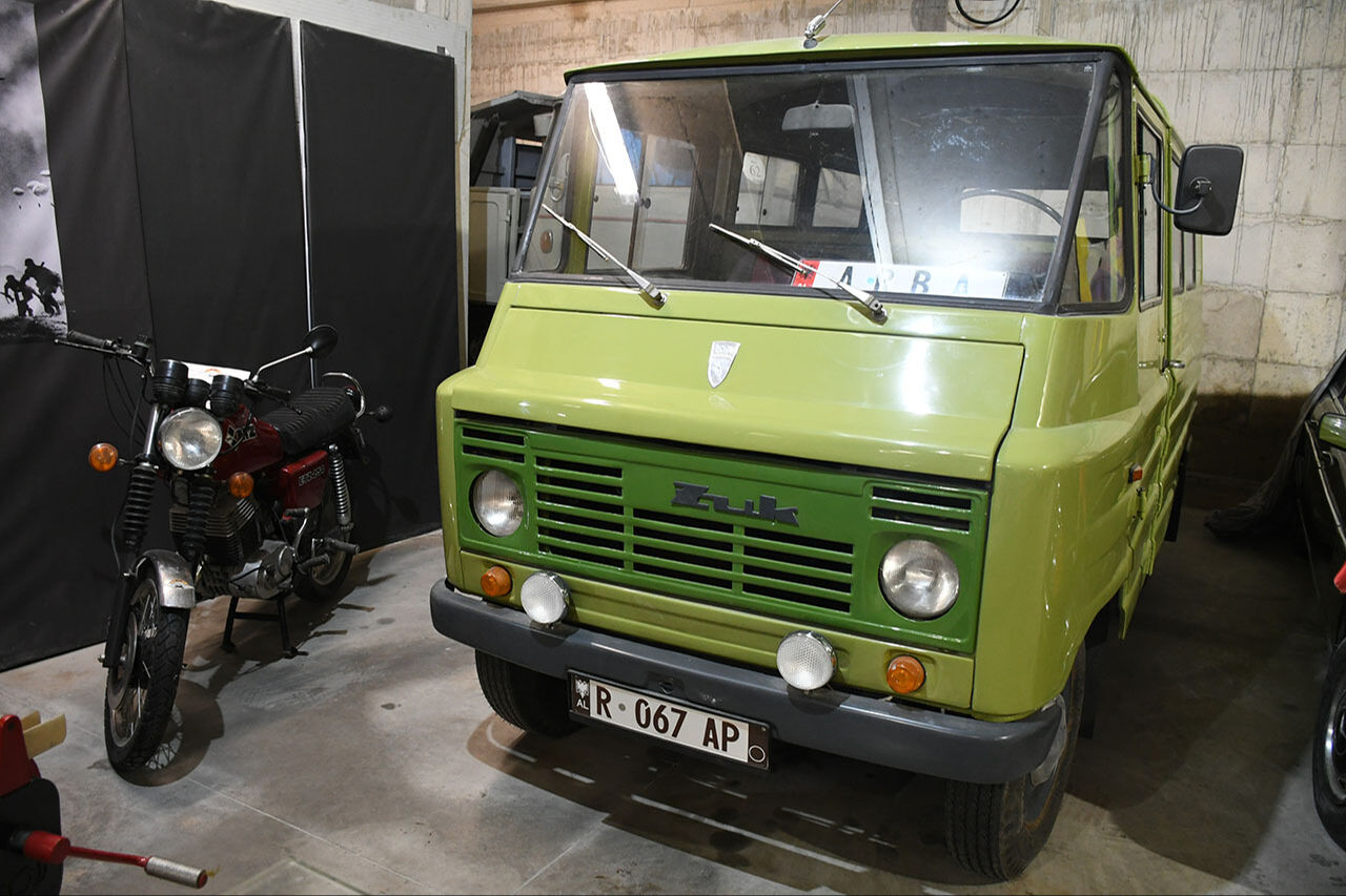 24 yılda bir araya getirdi! Tiranlı koleksiyoner Prrenjasi'nin klasik araba müzesi tarihe götürüyor 24 yılda bir araya getirdi! Tiranlı koleksiyoner Prrenjasi'nin klasik araba müzesi tarihe götürüyor - 10. Resim