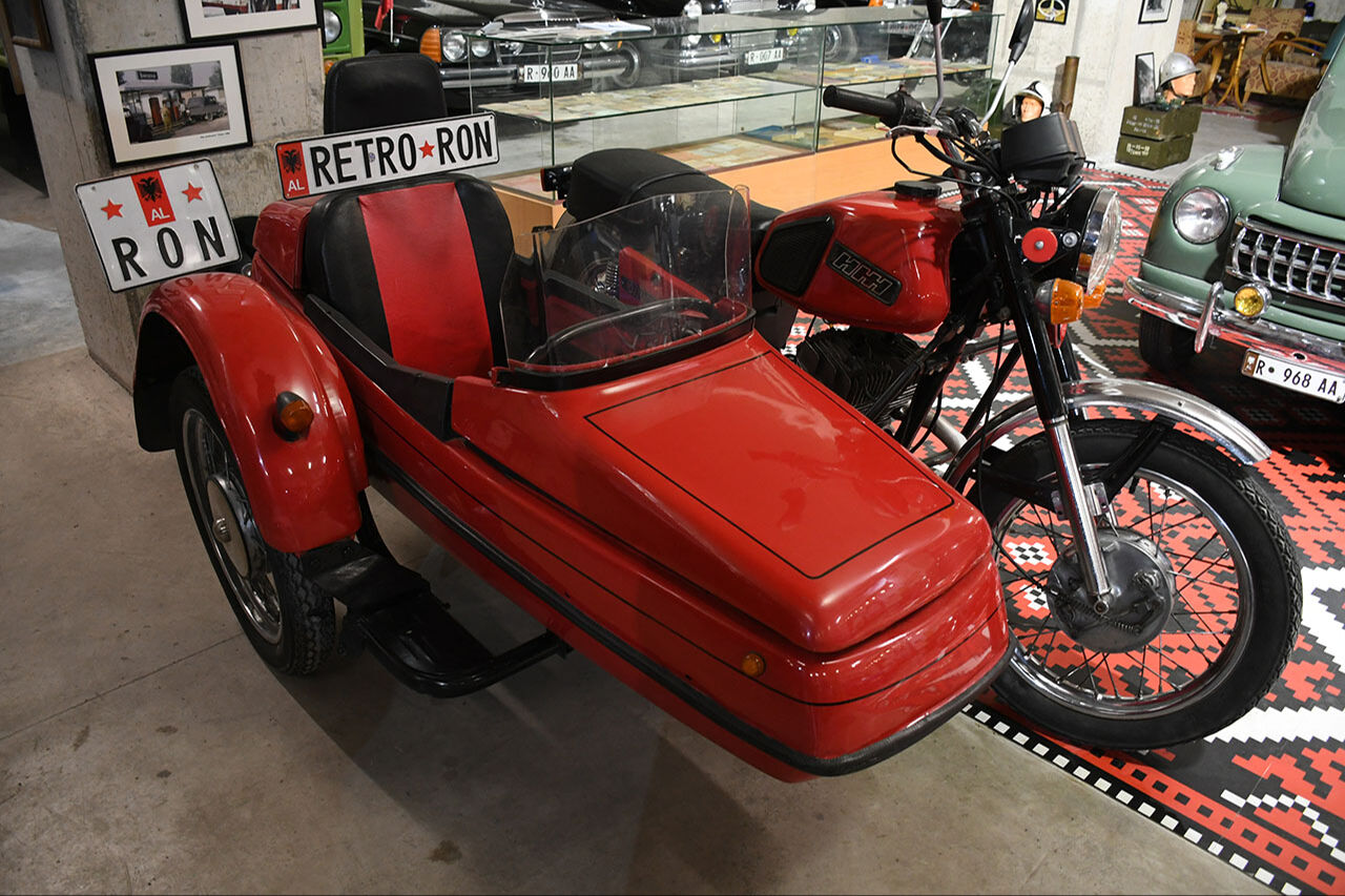 24 yılda bir araya getirdi! Tiranlı koleksiyoner Prrenjasi'nin klasik araba müzesi tarihe götürüyor 24 yılda bir araya getirdi! Tiranlı koleksiyoner Prrenjasi'nin klasik araba müzesi tarihe götürüyor - 2. Resim