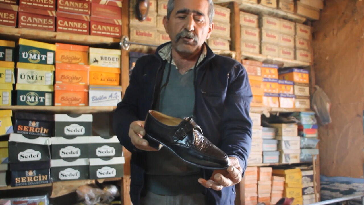 84 yıllık dükkan 30 yıldır değişmedi! Babası ölünce çivisine kadar korumaya aldı - 1. Resim