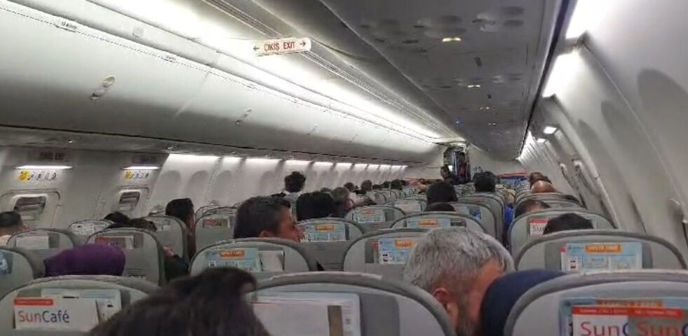 Antalya uçağı gökyüzündeki tespit edilemeyen cisim nedeniyle iniş yapamadı! Yolcular panik içinde Antalya uçağı gökyüzündeki tespit edilemeyen cisim nedeniyle iniş yapamadı! Yolcular panik içinde - 1. Resim