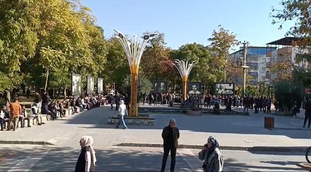 Batmanlılar DEM Parti'yi dinlemedi! Kayyım protestosuna katılanlar el ile sayıldı Batmanlılar DEM Parti'yi dinlemedi! Kayyım protestosuna katılanlar el ile sayıldı - 1. Resim