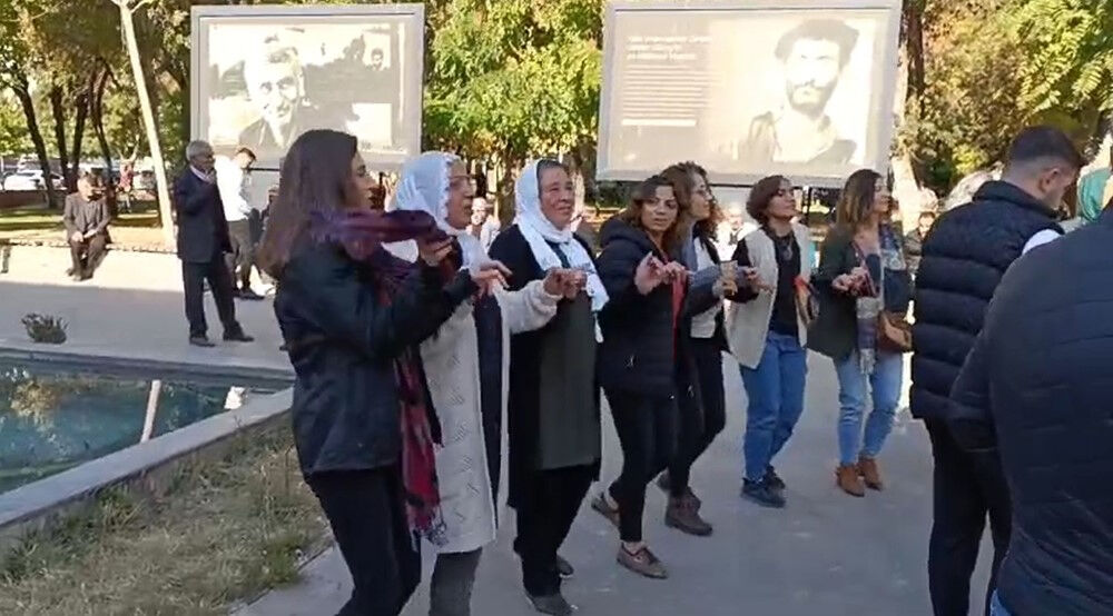 Batmanlılar DEM Parti'yi dinlemedi! Kayyım protestosuna katılanlar el ile sayıldı Batmanlılar DEM Parti'yi dinlemedi! Kayyım protestosuna katılanlar el ile sayıldı - 2. Resim