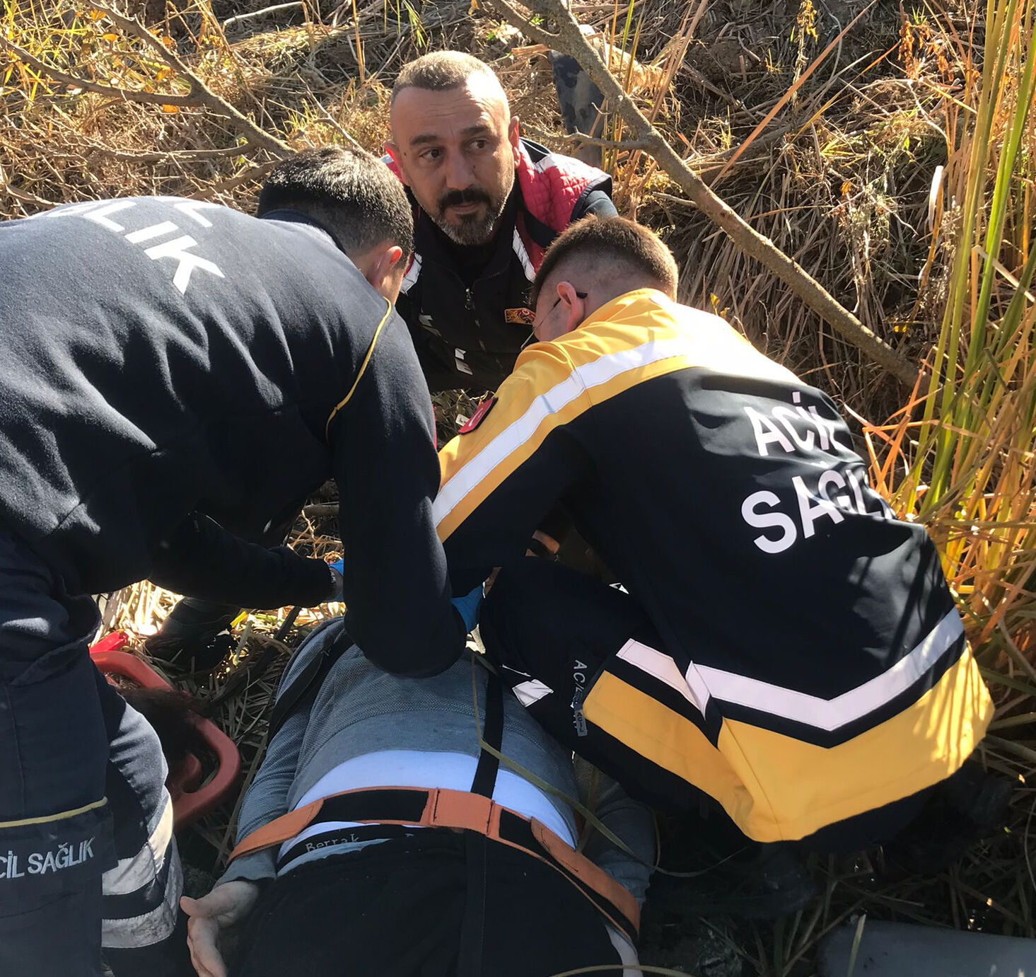 Ağaca çarpan minibüs tarlaya uçtu: 1 ölü, 5 yaralı Çorum'da devrilen minibüsteki 1 kişi öldü, 5 kişi yaralandı - 1. Resim