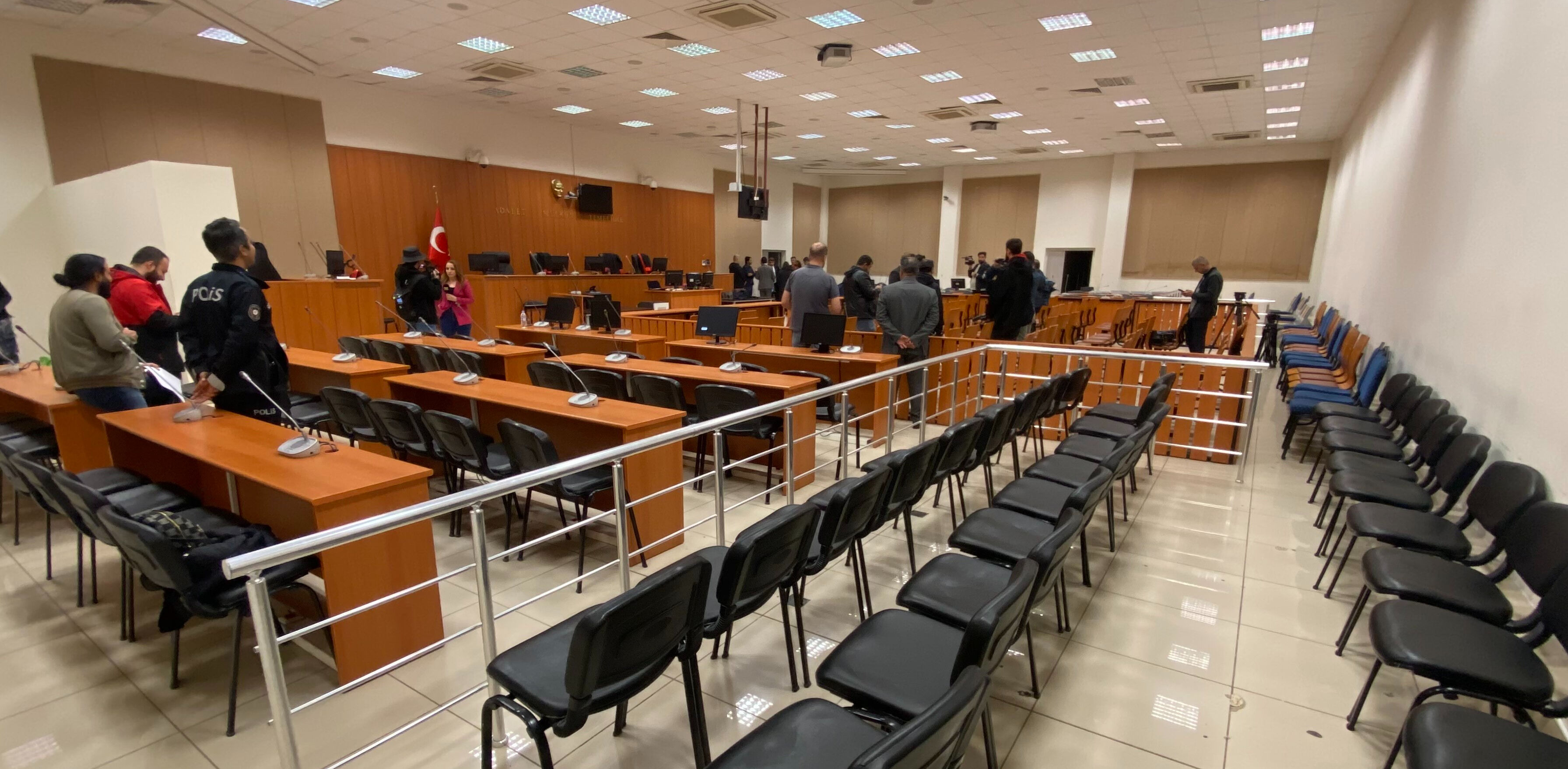 Duruşmada dikkat çeken an! Arif Güran Narin'i öldürmekle suçlanan eşi, oğlu ve ağabeyine sarıldı Duruşmada dikkat çeken an! Arif Güran Narin'i öldürmekle suçlanan eşi, oğlu ve ağabeyine sarıldı - 4. Resim