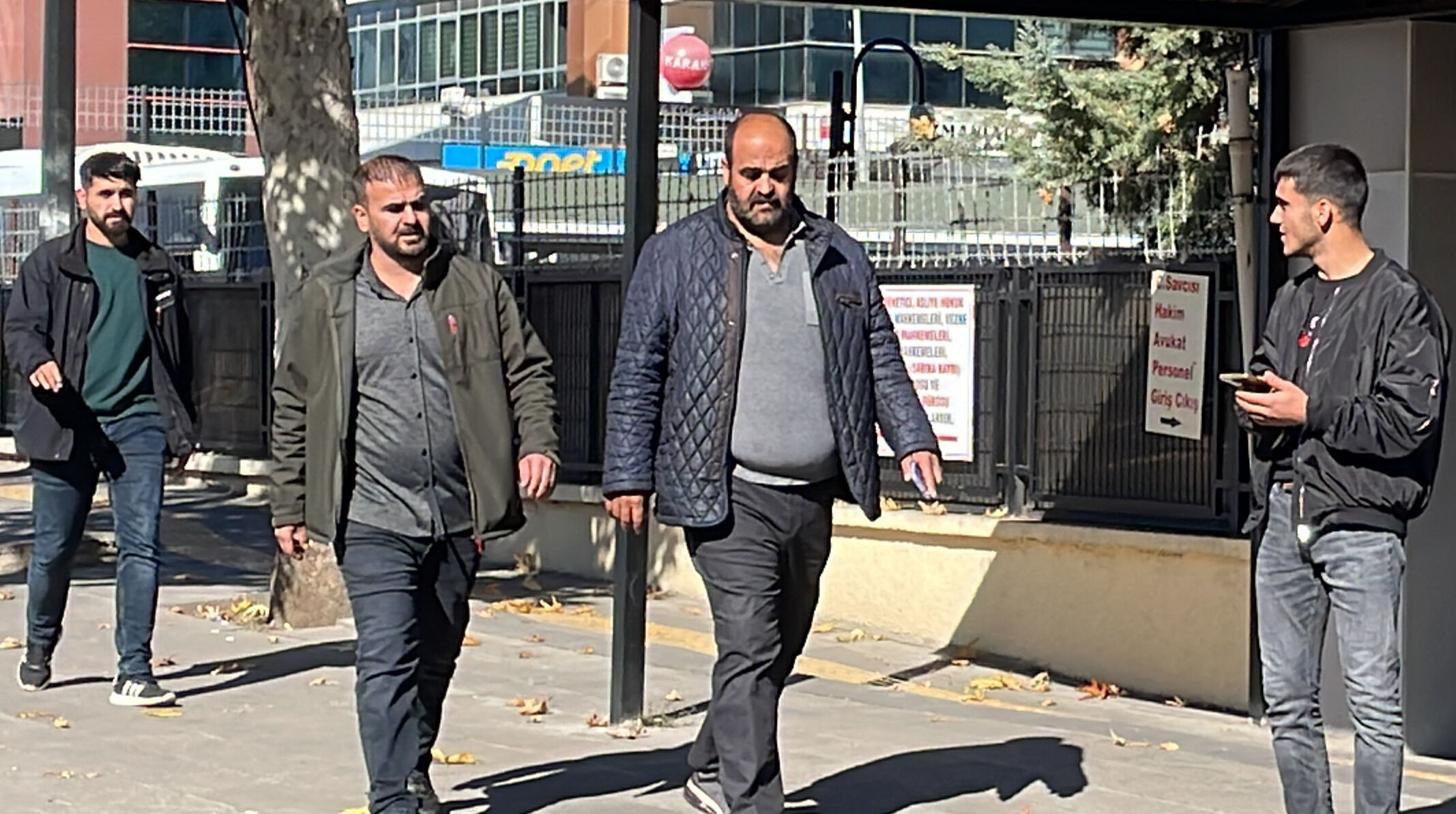 Duruşmada dikkat çeken an! Arif Güran Narin'i öldürmekle suçlanan eşi, oğlu ve ağabeyine sarıldı Duruşmada dikkat çeken an! Arif Güran Narin'i öldürmekle suçlanan eşi, oğlu ve ağabeyine sarıldı - 5. Resim