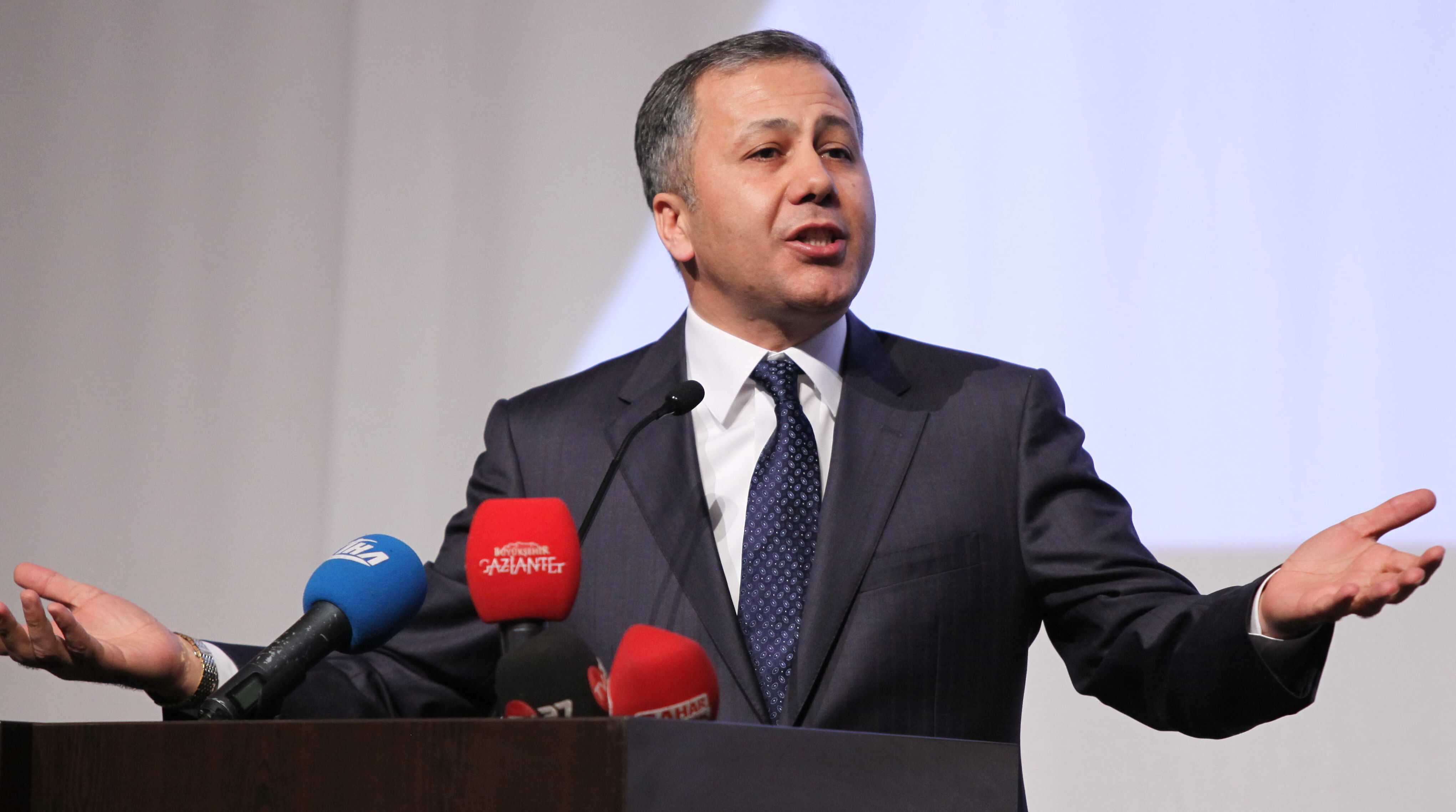 İçişleri Bakanı Ali Yerlikaya'dan kayyım açıklaması: Belediyeler terörle iltisakın hendeği değildir İçişleri Bakanı Ali Yerlikaya'dan kayyım açıklaması: Belediyeler terörle iltisakın hendeği değildir - 1. Resim